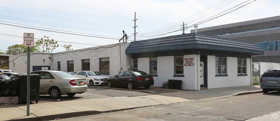 14 W Hawthorne Ave, Valley Stream, NY à louer - Photo principale - Image 2 de 16