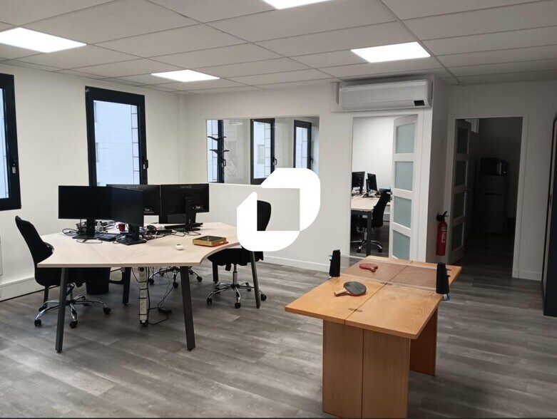 Office in Nanterre for sale - Interior Photo - Image 1 of 10