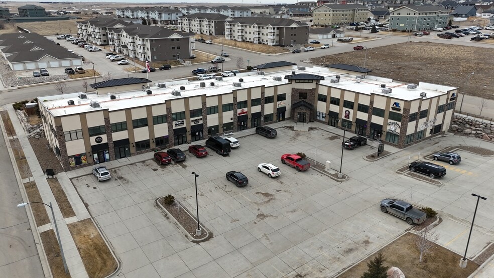 3210 27th St W, Williston, ND à louer - Photo du bâtiment - Image 2 de 43