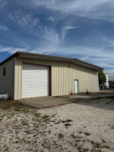 1102 Shaver St, Springdale, AR for sale - Building Photo - Image 1 of 2