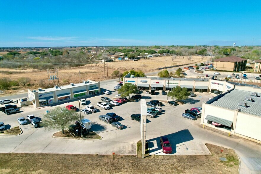 1320 W Oaklawn Dr, Pleasanton, TX à louer - Photo du bâtiment - Image 2 de 3