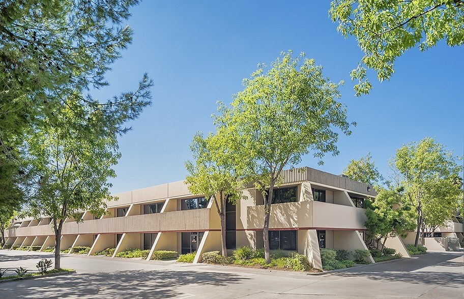 2691 Richter Ave, Irvine, CA à louer - Photo du bâtiment - Image 2 de 4