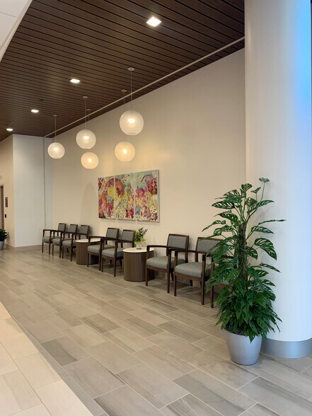 6251 E Virginia Beach Blvd, Norfolk, VA à louer - Photo intérieure - Image 3 de 5