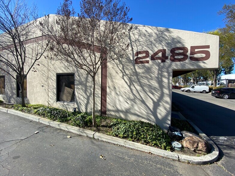 2485 Autumnvale Dr, San Jose, CA à vendre - Photo du bâtiment - Image 2 de 24