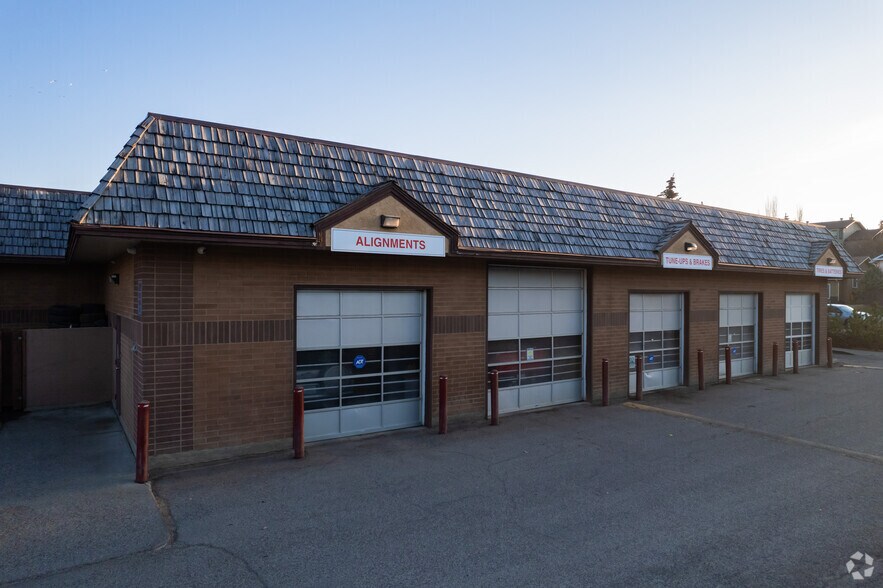 217 Hawksbrow Dr NW, Calgary, AB for sale - Building Photo - Image 2 of 7