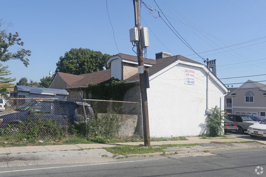 223 Rockaway Tpke, Lawrence, NY à louer - Photo du bâtiment - Image 3 de 8