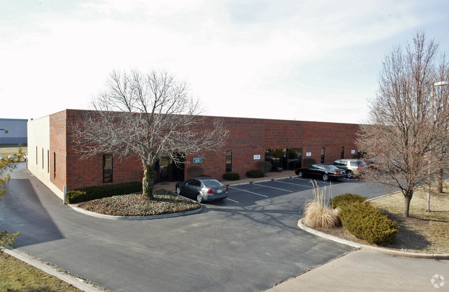 213-221 Chesterfield Industrial Blvd, Chesterfield, MO à louer - Photo du bâtiment - Image 2 de 11