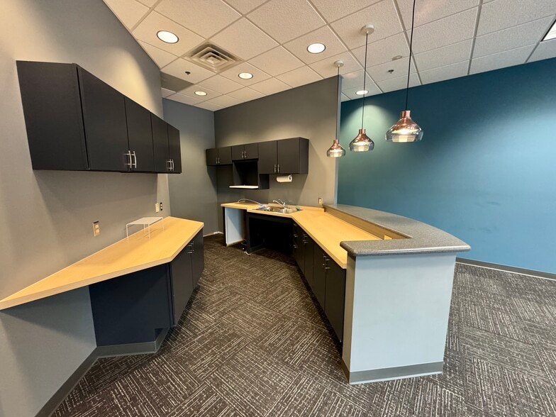 801 N Perryville Rd, Rockford, IL for lease - Interior Photo - Image 3 of 9