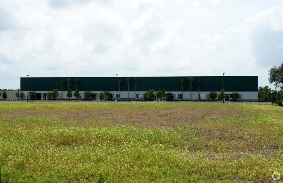 1750-1764 Business Center Ln, Kissimmee, FL à louer - Photo du bâtiment - Image 3 de 13