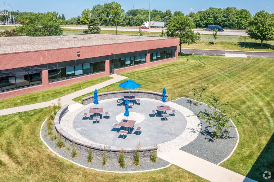 7745 Office Plaza Dr, West Des Moines, IA à louer - Photo du bâtiment - Image 3 de 6