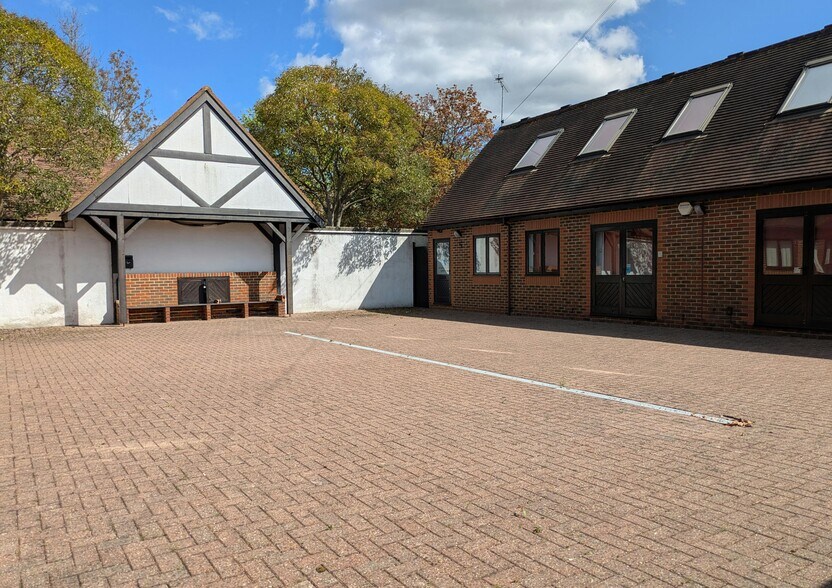Guildford Rd, Chobham à louer - Photo du bâtiment - Image 2 de 2