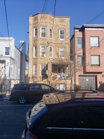 42 Poplar St, Jersey City, NJ à vendre - Photo du bâtiment - Image 2 de 3