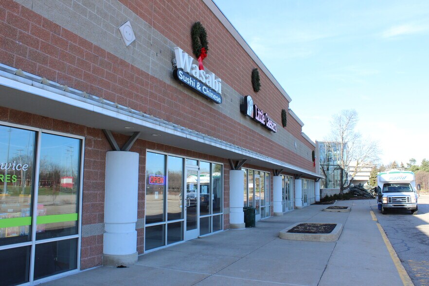 4325 Breton Rd SE, Grand Rapids, MI à louer - Photo du bâtiment - Image 2 de 5