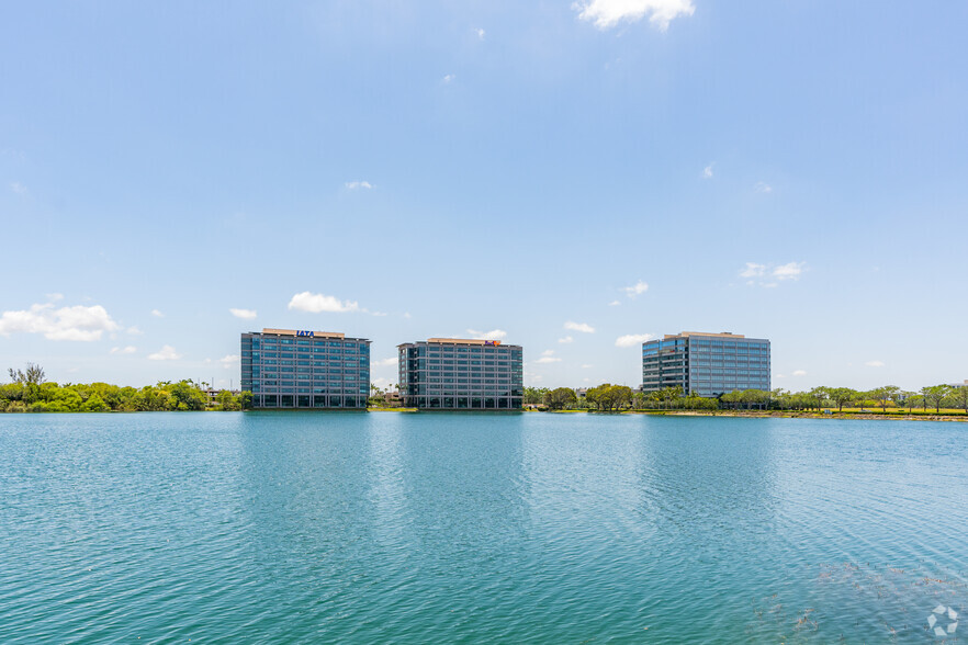 701 Waterford Way, Miami, FL à louer - Photo du bâtiment - Image 2 de 5