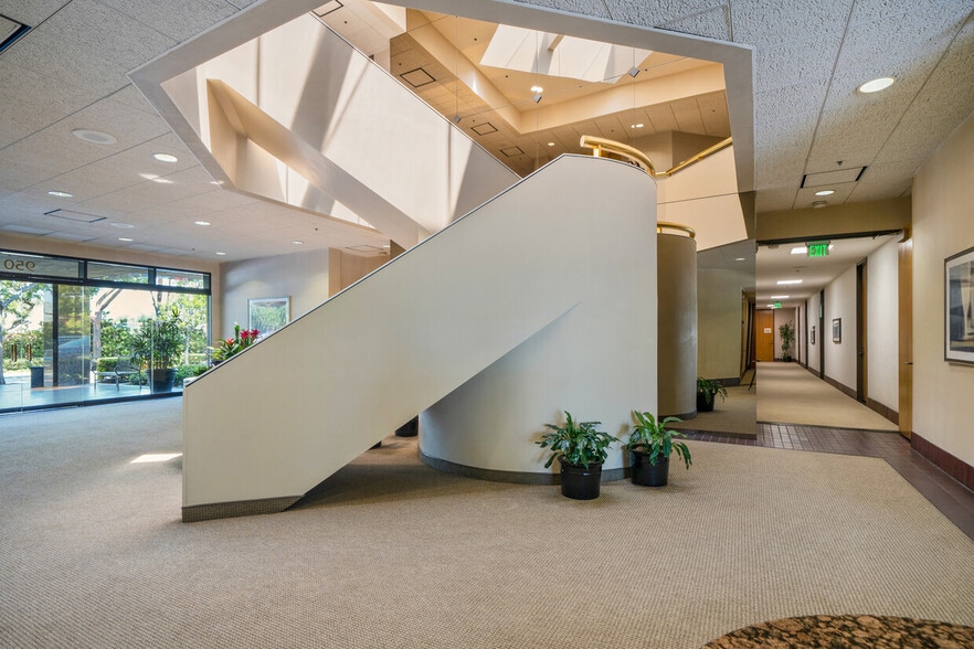 950 S Coast Dr, Costa Mesa, CA à louer - Hall d’entrée - Image 3 de 16