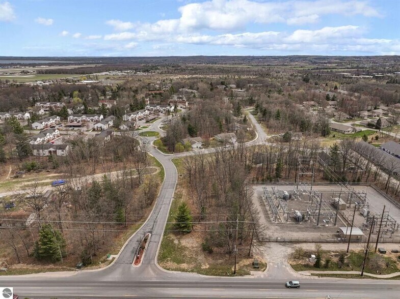 1 LaFranier rd, Traverse City, MI à vendre - Photo du bâtiment - Image 3 de 9