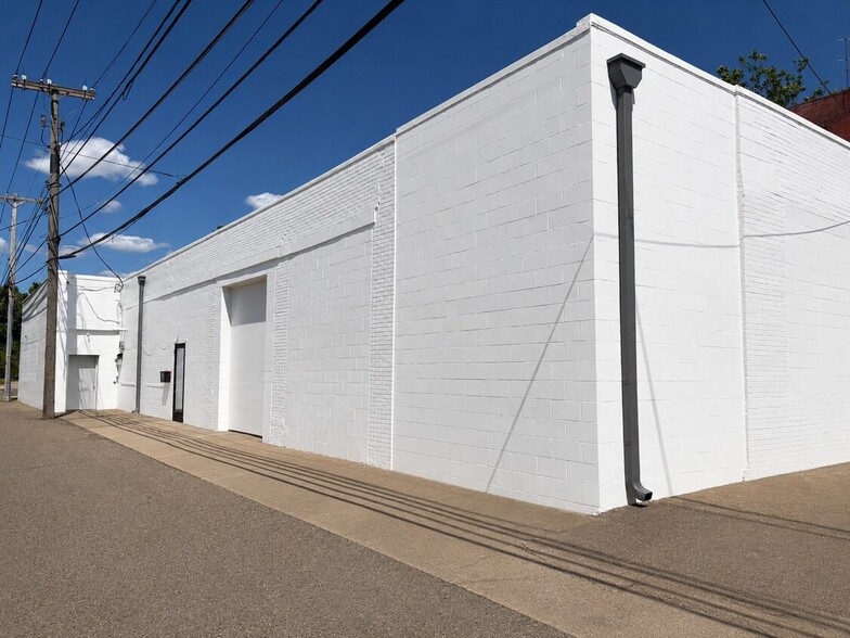 304-318 N Wooster Ave, Dover, OH for lease - Building Photo - Image 3 of 3