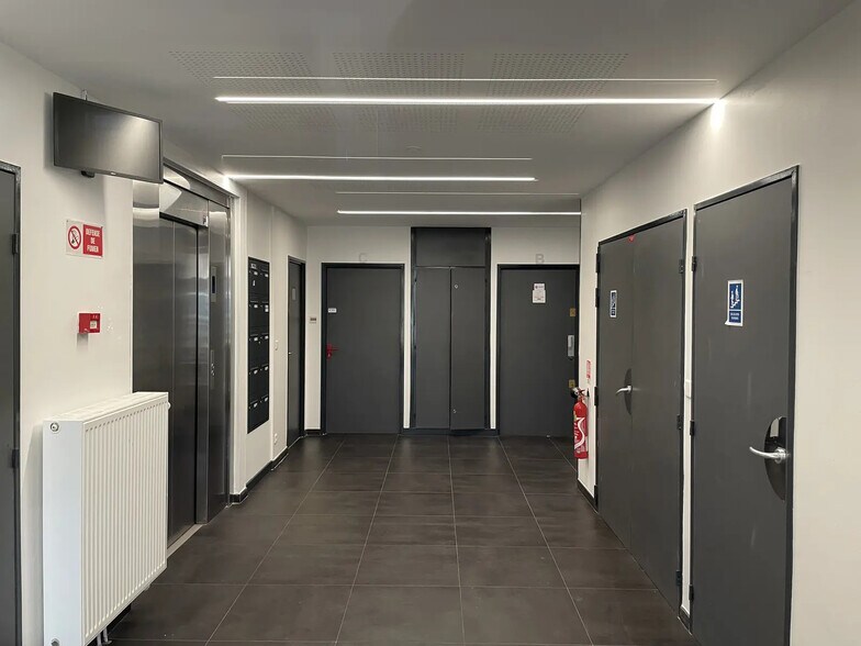 Flex dans Nanterre à louer - Hall d’entrée - Image 2 de 5