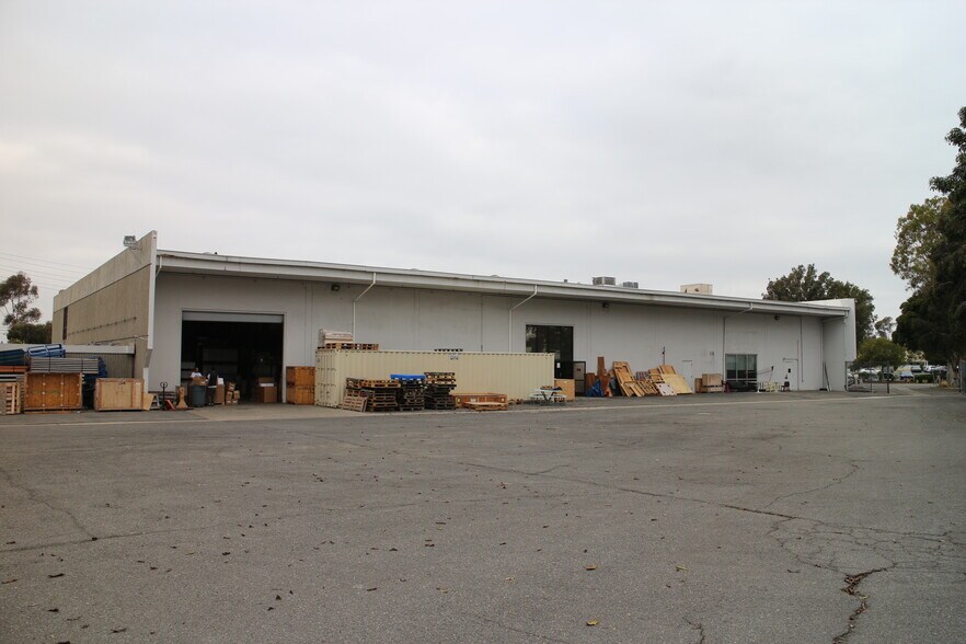 17550 Gillette Ave, Irvine, CA à vendre - Photo du bâtiment - Image 2 de 38