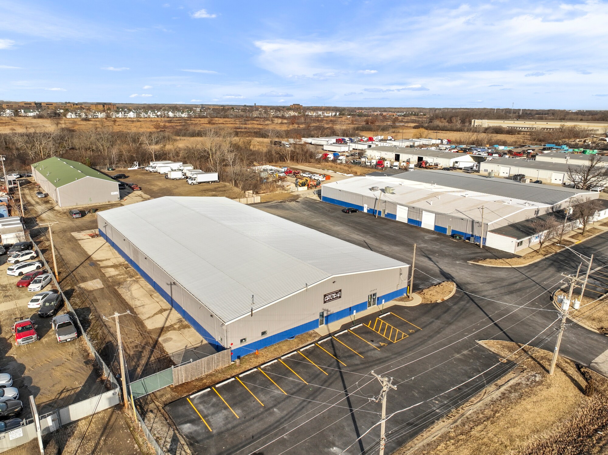 Lake Bluff Industrial/IOS/Sports-Rec portefeuille de 3 propriétés à vendre sur LoopNet.ca Photo principale- Image 1 de 7