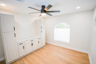 5445 16th St N, Saint Petersburg, FL à louer Photo intérieure- Image 1 de 4
