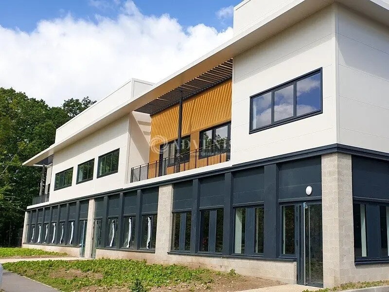 Flex dans Neuville-sur-Oise à louer Photo du bâtiment- Image 1 de 7