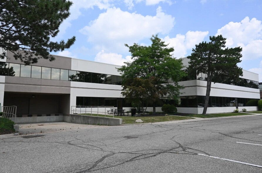35055 W 12 Mile Rd, Farmington Hills, MI à louer - Photo du bâtiment - Image 3 de 5