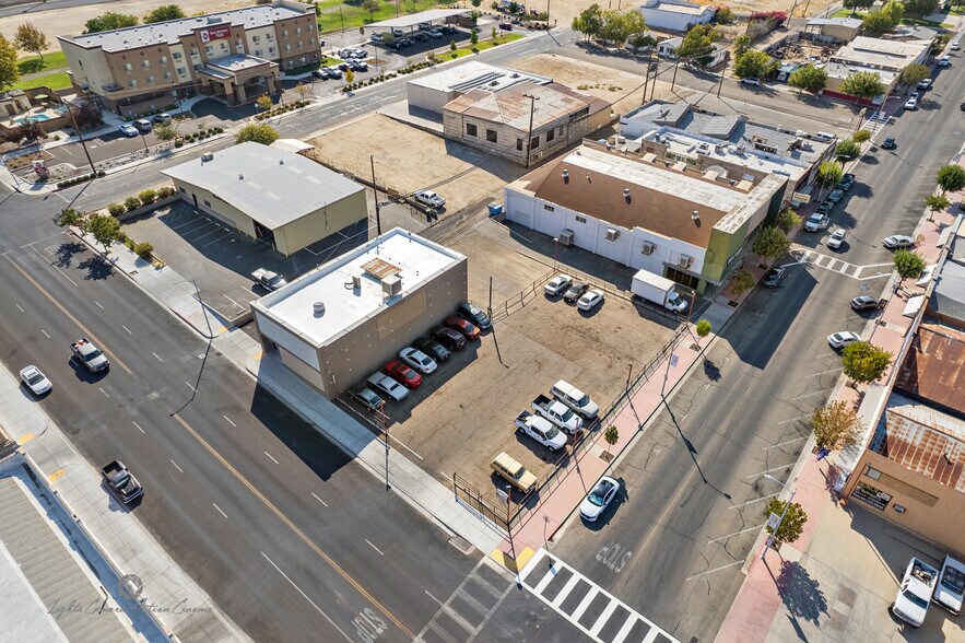 601 Center, Taft, CA à vendre - Aérien - Image 2 de 2