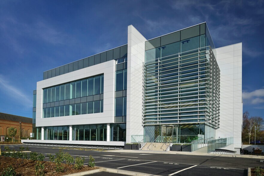 5 Chertsey Ln, Staines à louer - Photo du bâtiment - Image 1 de 13