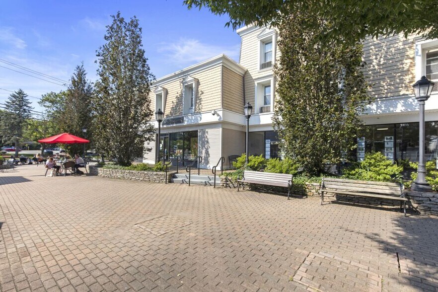 724 Boston Post Rd, Madison, CT à louer - Photo du bâtiment - Image 2 de 9