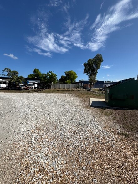 2323 Bruner Ln, Fort Myers, FL for lease - Building Photo - Image 3 of 12