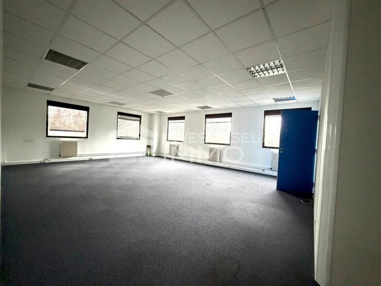 Office in Lognes for lease - Interior Photo - Image 1 of 5