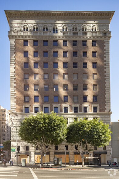 818 W 7th St, Los Angeles, CA à louer - Photo du bâtiment - Image 3 de 16