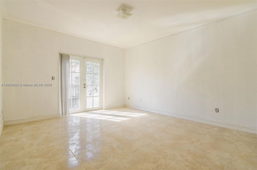 716 SW 9th Ter, Fort Lauderdale, FL for sale - Interior Photo - Image 3 of 23