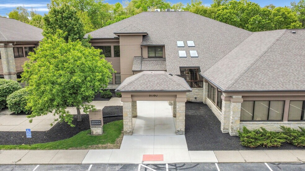 8080 Ravines Edge Ct, Columbus, OH à louer - Photo du bâtiment - Image 2 de 9
