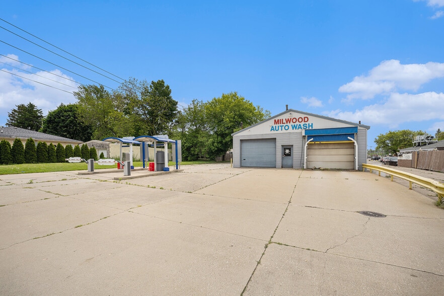 1617 Dorchester Ave, Kalamazoo, MI for sale - Building Photo - Image 2 of 5