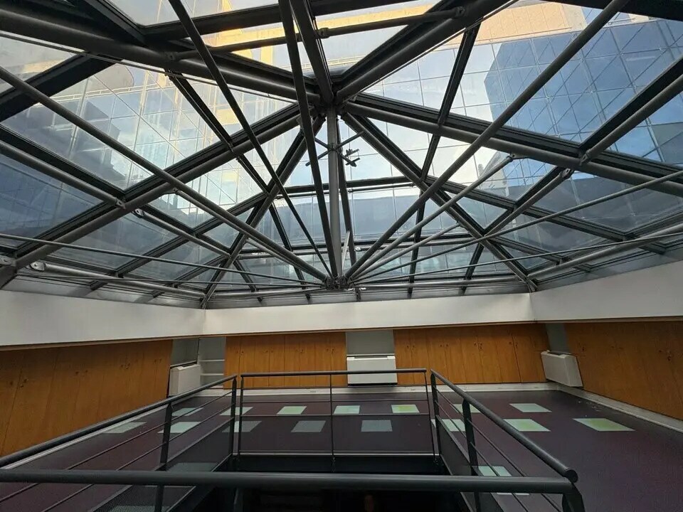 Flex in Lyon for lease Building Photo- Image 1 of 10