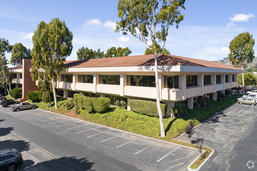 Maple Court Ventura portfolio of 3 properties for sale on LoopNet.ca - Primary Photo - Image 3 of 13