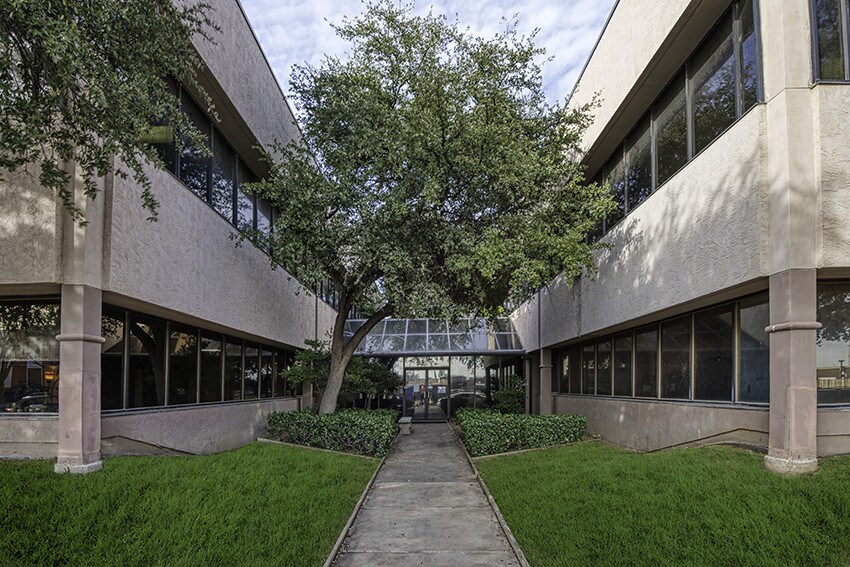 2626 John Ben Shepperd Pky, Odessa, TX à louer - Photo du bâtiment - Image 1 de 2