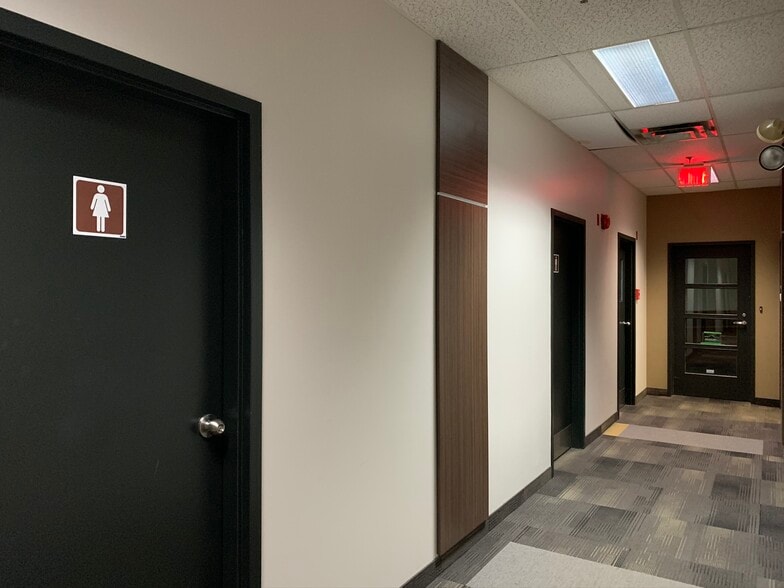 8150 Boul Métropolitain E, Montréal, QC for lease - Interior Photo - Image 3 of 15