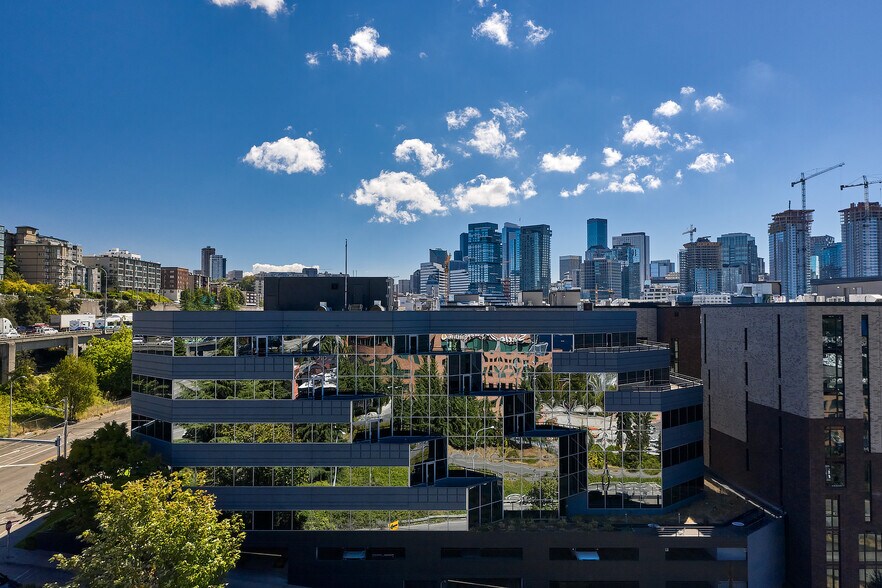 617 Eastlake Ave E, Seattle, WA à louer - Photo du bâtiment - Image 3 de 6