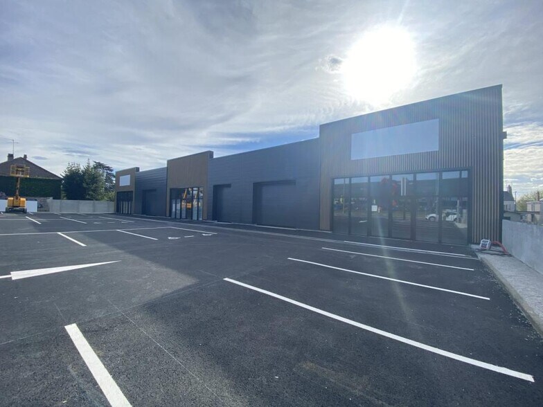 Commerce de détail dans Fleury-les-Aubrais à louer - Photo du bâtiment - Image 3 de 3