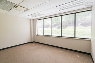 11 Grandview Cir, Canonsburg, PA for lease Interior Photo- Image 1 of 5