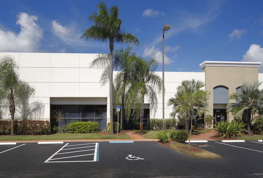 674-692 S Military Trl, Deerfield Beach, FL à louer - Photo du bâtiment - Image 3 de 6