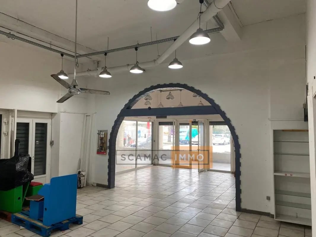 Retail in Hyères for lease Interior Photo- Image 1 of 6