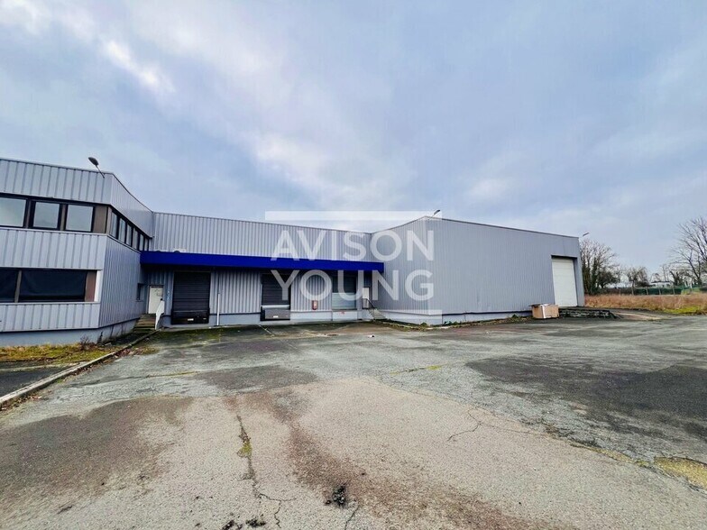 Flex in Louvres for lease - Building Photo - Image 1 of 9