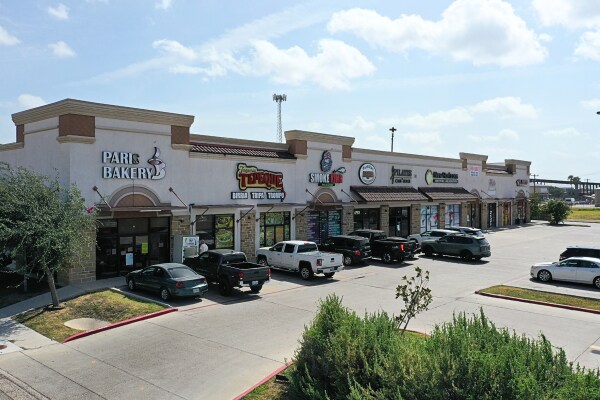 701 E Nolana Loop, Pharr, TX à vendre - Photo du bâtiment - Image 1 de 33