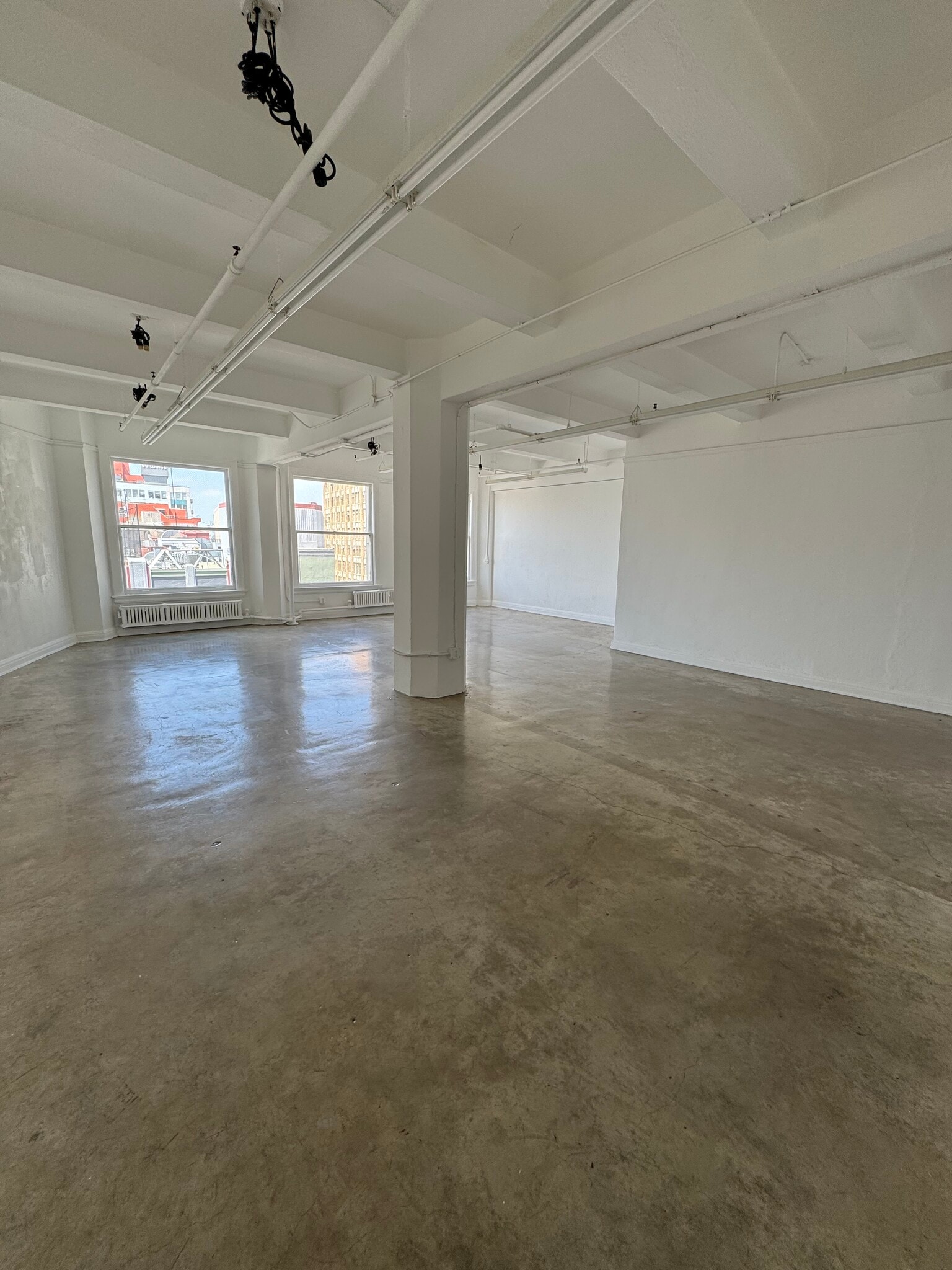 656 S Los Angeles St, Los Angeles, CA for lease Interior Photo- Image 1 of 2