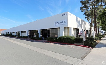 1304 Logan Ave, Costa Mesa, CA à louer Photo du bâtiment- Image 2 de 4