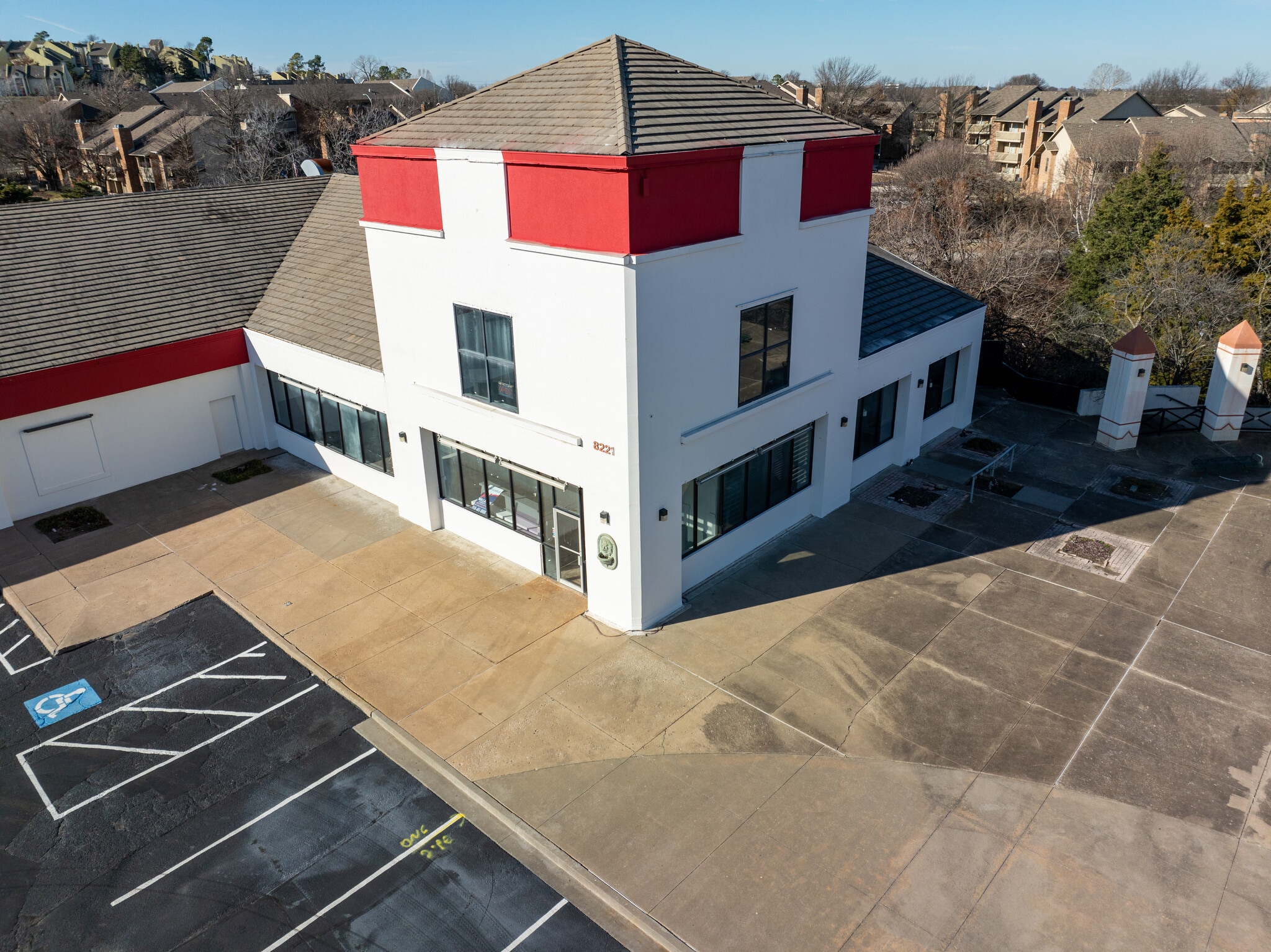 8221 E 61st St, Tulsa, OK for lease Building Photo- Image 1 of 5